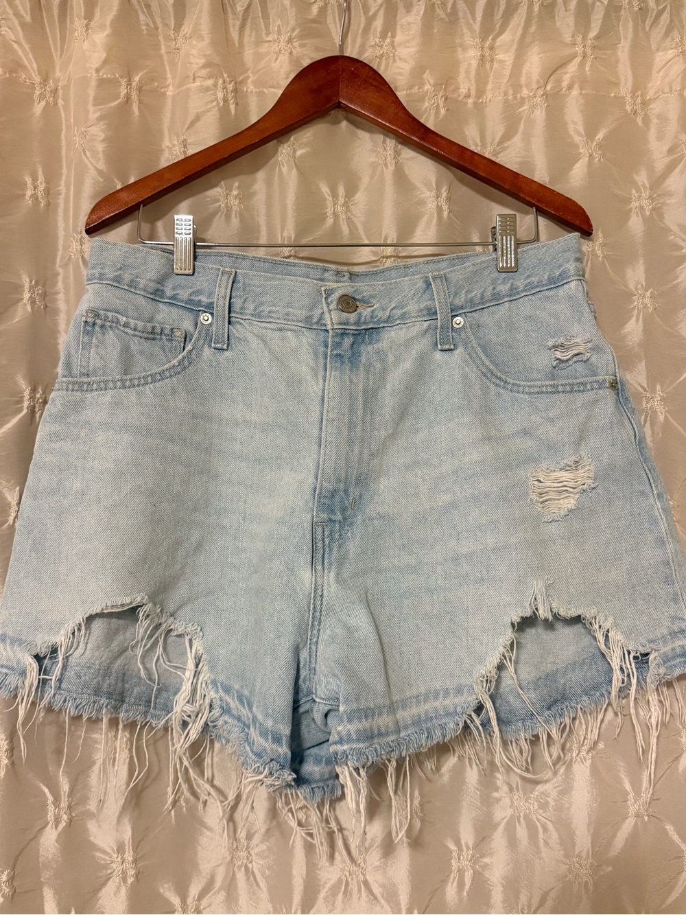 Levi’s High Waisted Mom Cut-Off Denim Jean Shorts Light Blue Wash Distressed 32